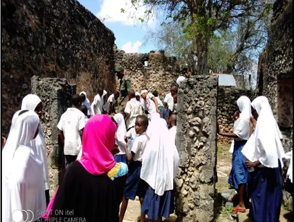 Lire la suite à propos de l’article Programme d’éducation au patrimoine dans les ruines de Kilwa, Tanzanie pour la sensibilisation à la conservation